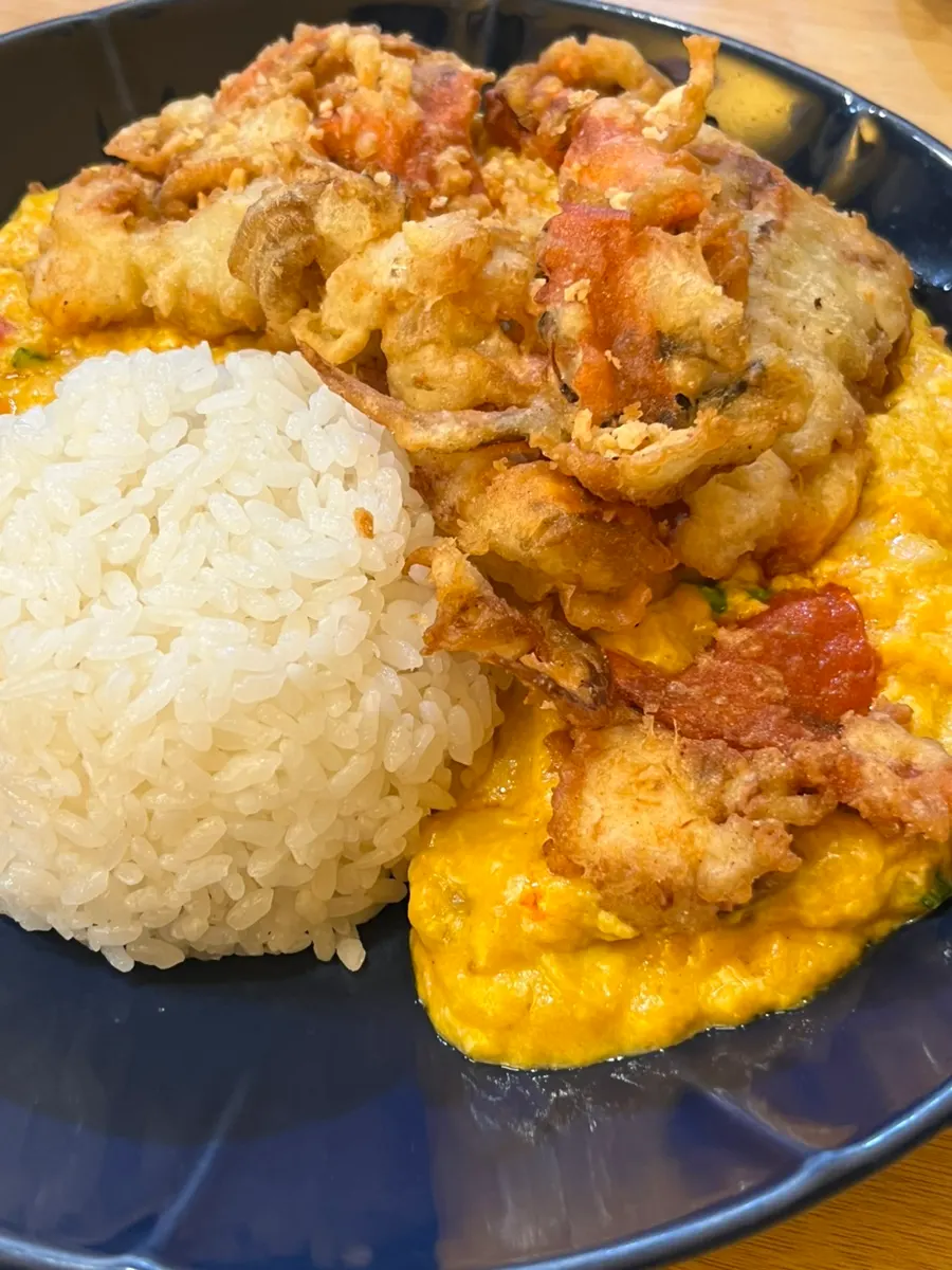 Poo Pad Pong Curry with egg and coconut milk