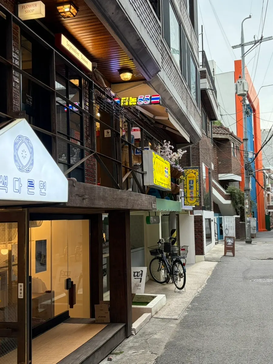 Sign at Thanon55's Seongsu branch with the Thai flag