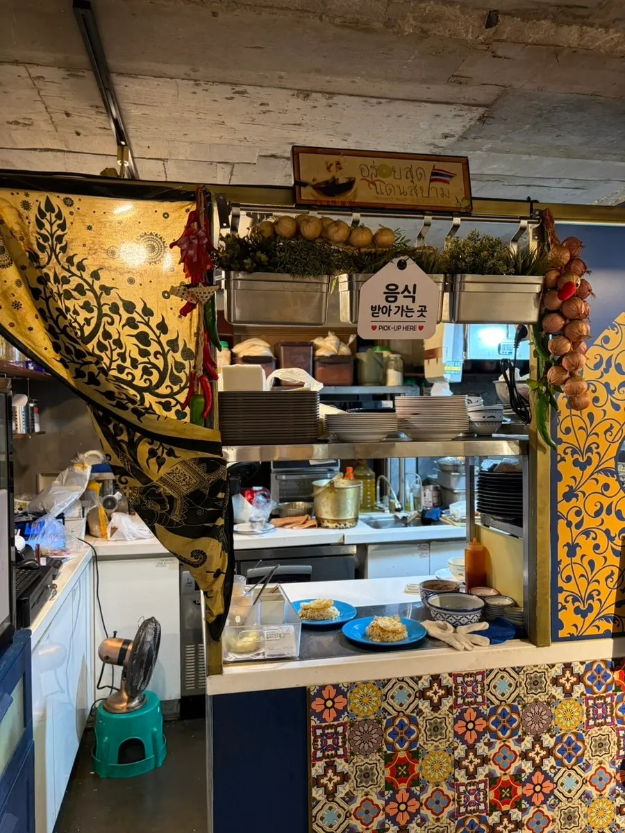 Thanon55's self-bar and food pickup counter