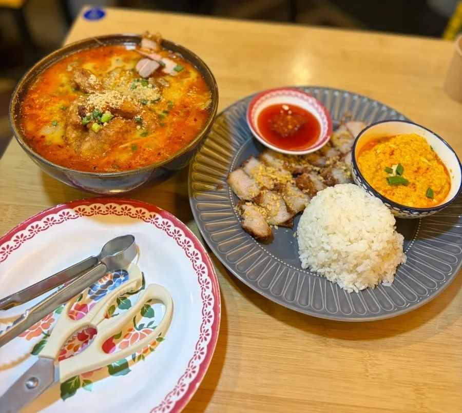 Table set with curry tripe pho and mu thod curry