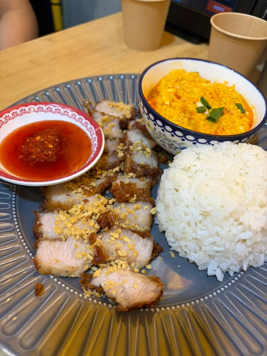Mu thod curry served with fried pork