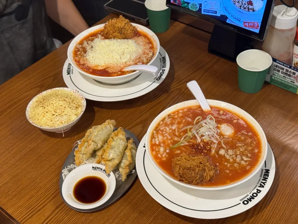 한우카츠가 올라간 토마토라멘 두 그릇