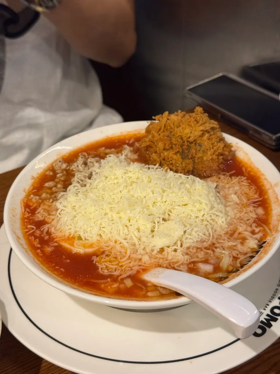 치즈가 산처럼 올라간 눈꽃치즈 토마토라멘