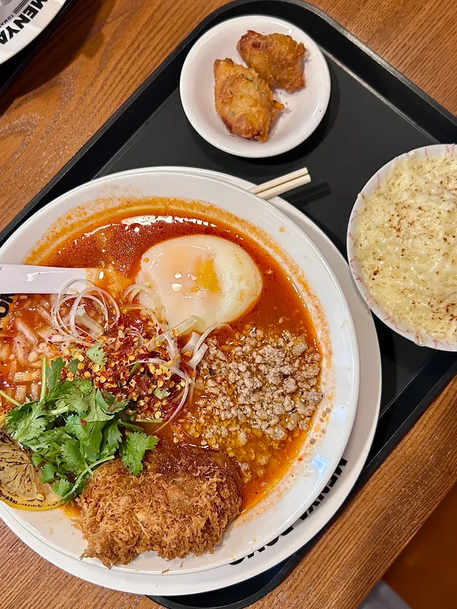 진한 토마토라멘 면발 사진