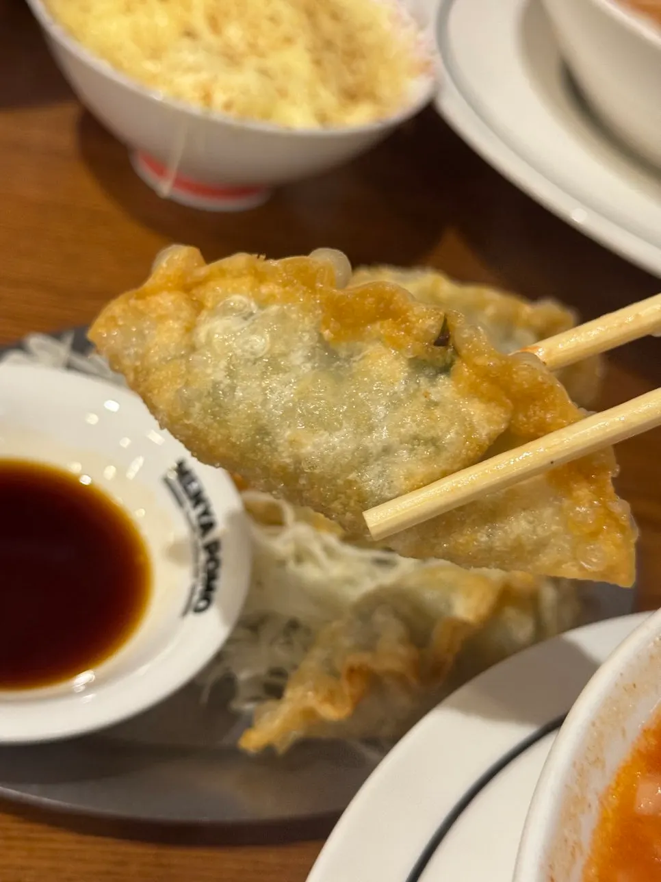 라멘과 함께 차려진 야끼만두