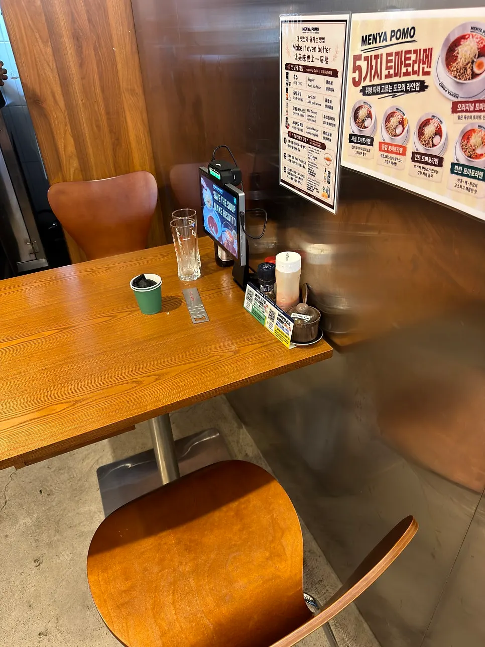Counter seating at Menya Pomo Seongsu Branch