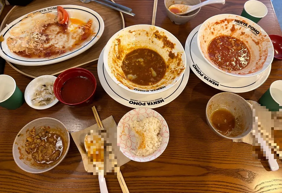Table at Menya Pomo Seongsu Branch after finishing the meal