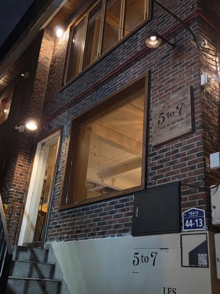 뚝섬역 근처 벽돌 외관의 5to7 성수본점