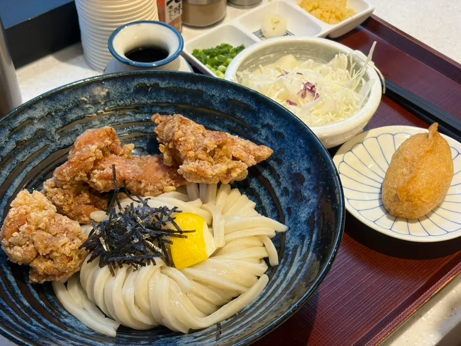 가라아게 닭튀김 세 덩이가 올라간 토리텐붓카케우동 세트