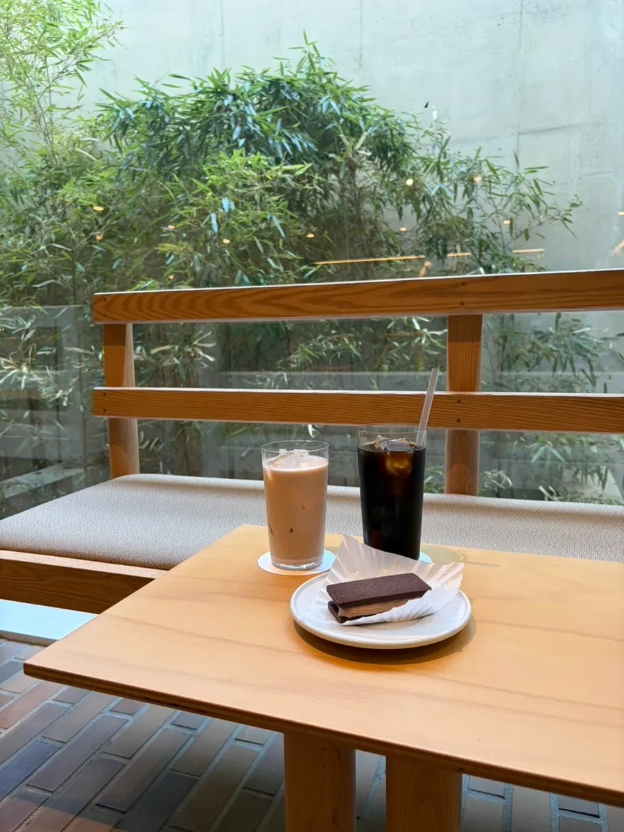 Drinks and a chocolate sand cookie on the table