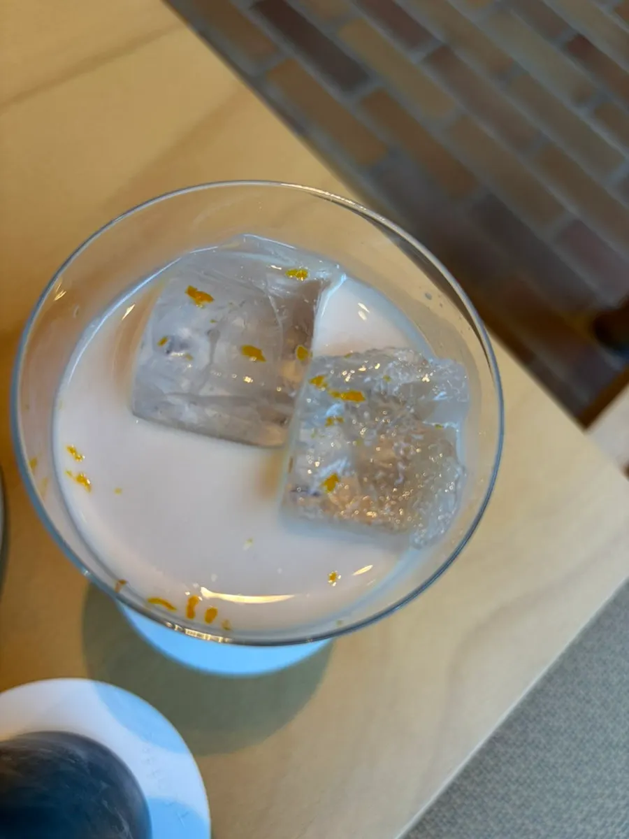 Close-up of the vanilla chai tea glass