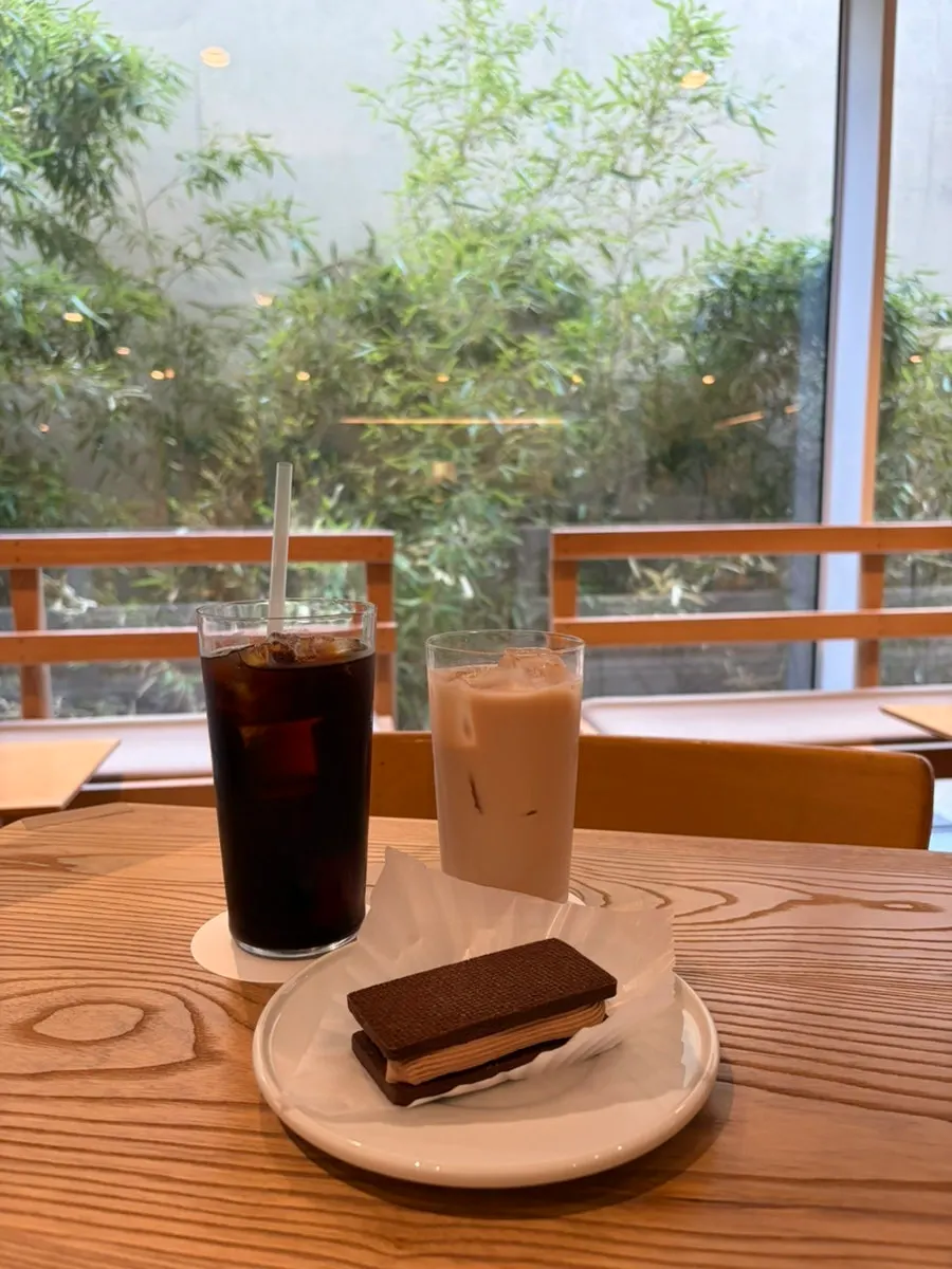 Cold brew and chocolate sand cookie on the table
