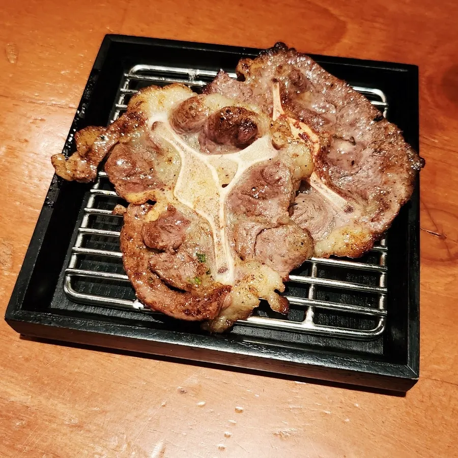 Charcoal-scented grilled beef tail