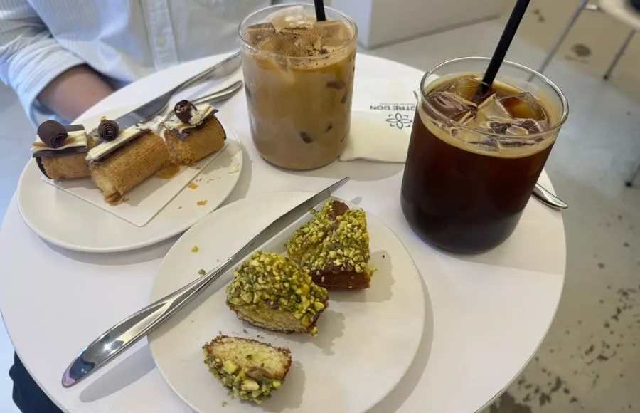 피스타치오가 올려진 마들렌