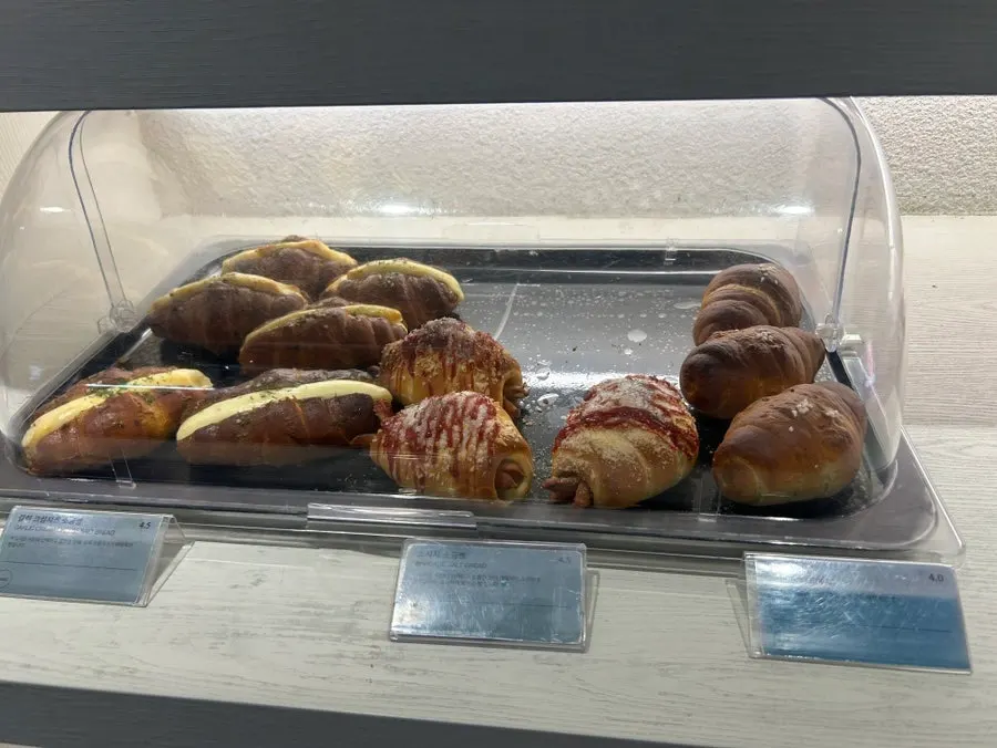 크림과 후레이크가 올라간 소금빵