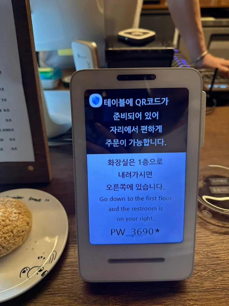 무화과그릭크로플이 놓인 디저트 쇼케이스