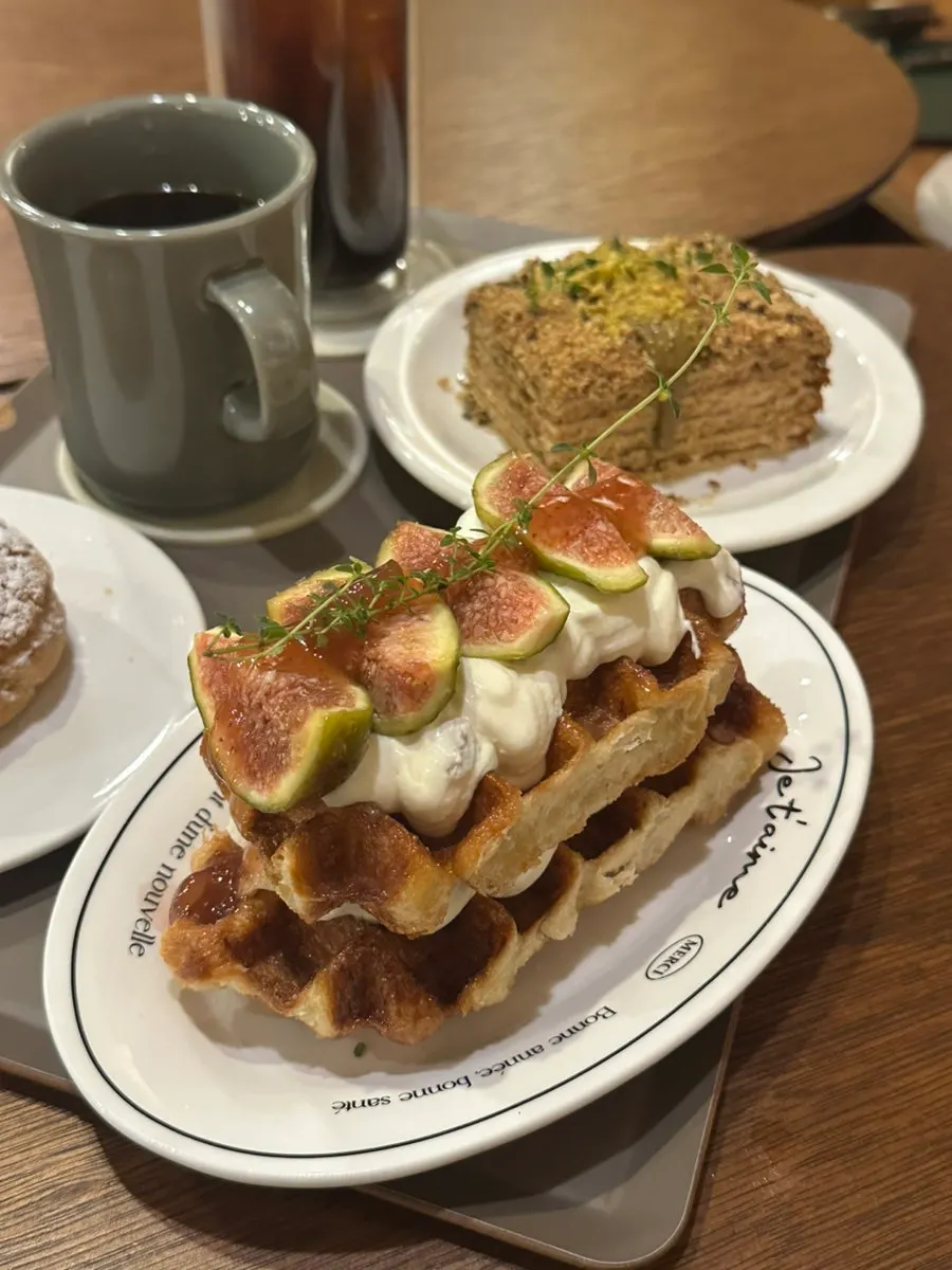 테이블에 차려진 크로플과 말렌카, 아메리카노