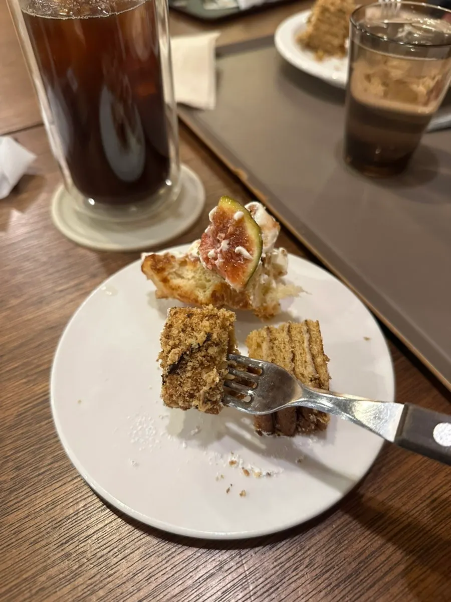 겹겹이 쌓인 피스타치오호두말렌카 조각