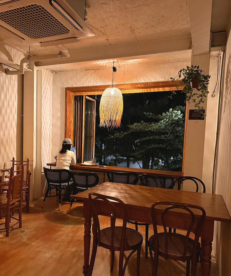 View of the 2nd-floor seating area at 5to7 Seongsu Main Branch