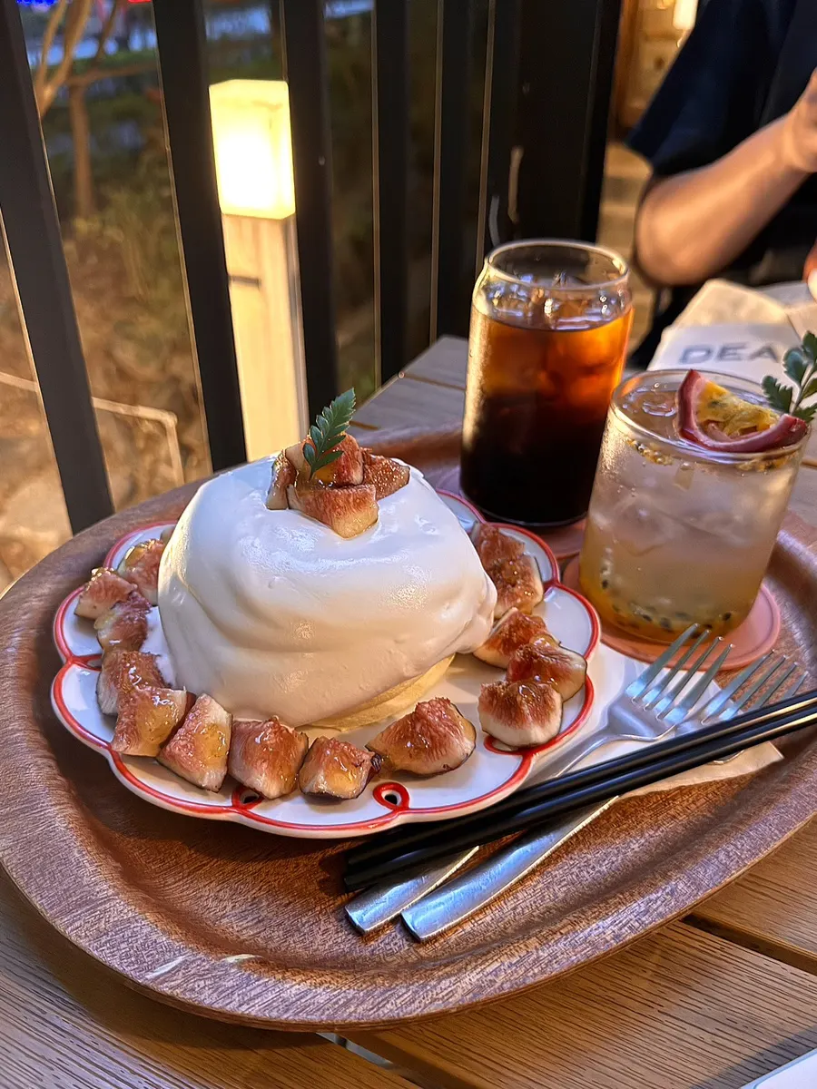 Fig soufflé paired with drinks on the table