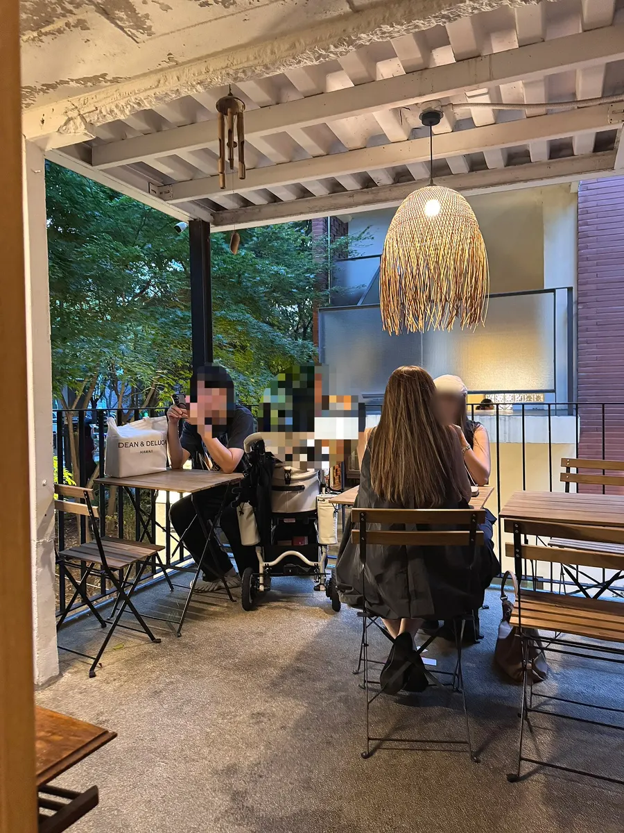 Date-friendly seating at 5to7 Seongsu Main Branch