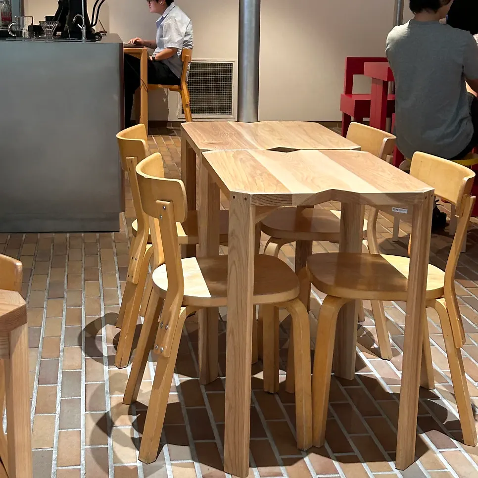 티 커피 내부 벽면과 테이블