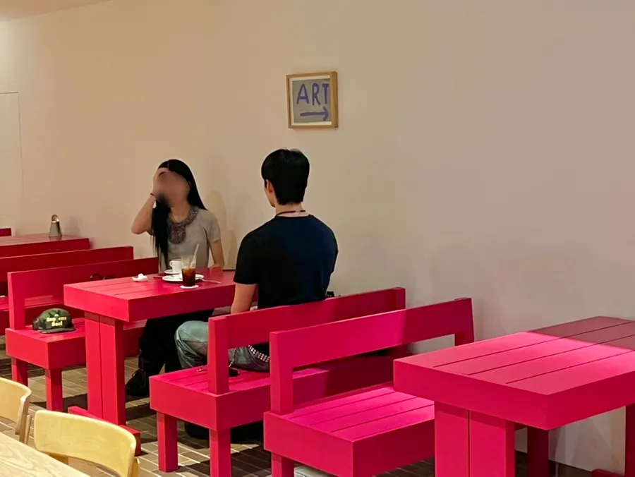 숫자와 도형이 그려진 벽면 아트 액자