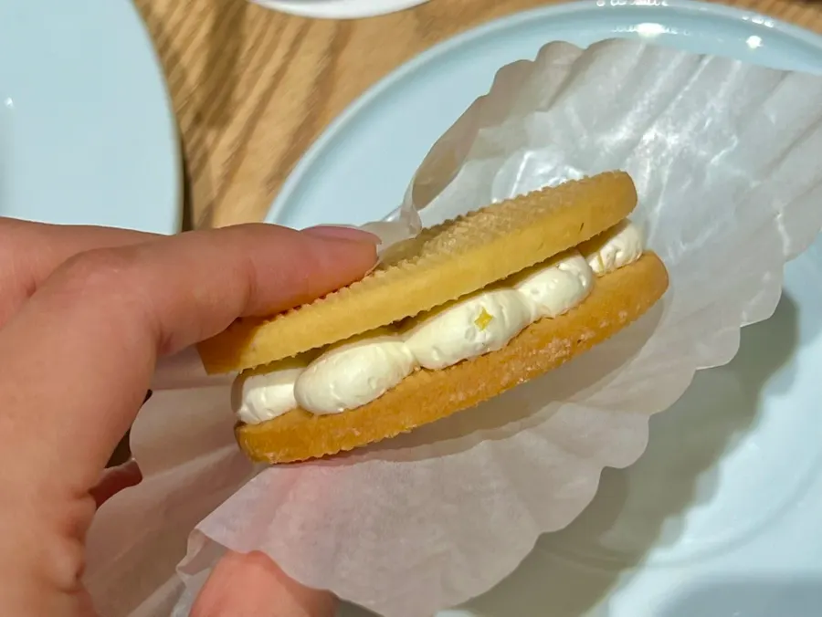 한 입 먹은 피스타치오 슈
