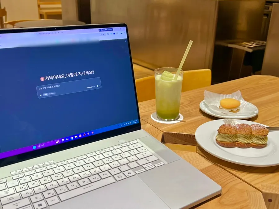 말차라떼와 디저트를 올린 테이블 자리