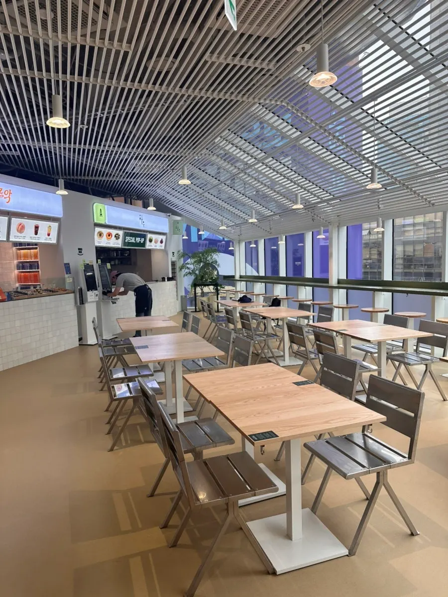 Popular Seongsu restaurant pop-ups gathered in the food court