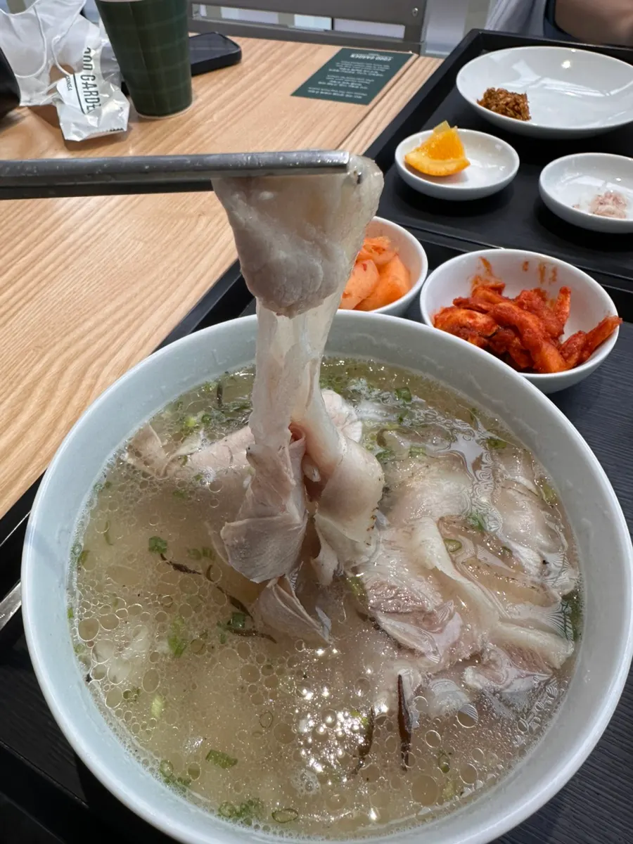 Close-up of the clear pork gomtang broth