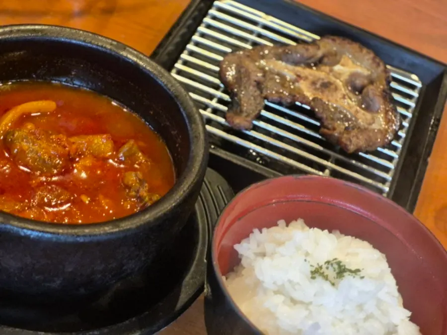 Oxtail meat served with braised kimchi