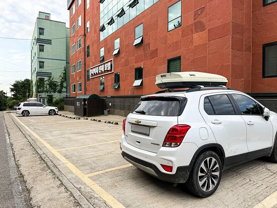 Luna Beach Seonjae parking lot on arrival for check-in