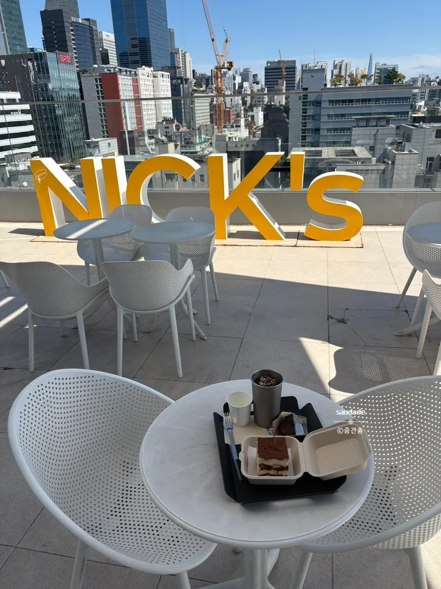 Vertical view of the Selected Nicks entrance