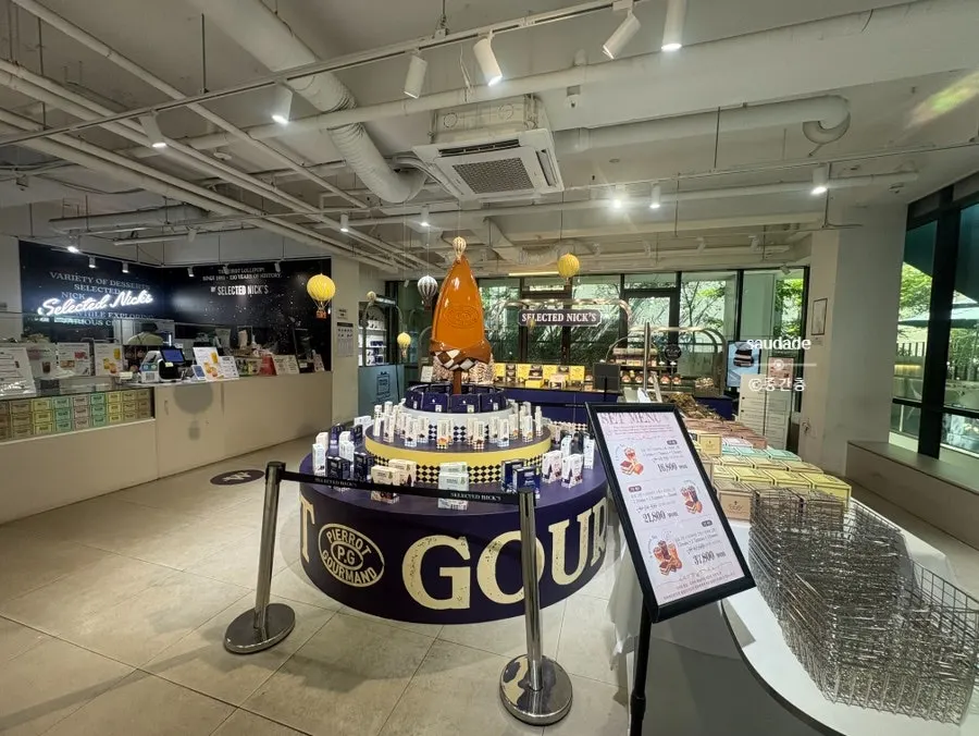 Dessert showcase at the Selected Nicks 1st-floor counter