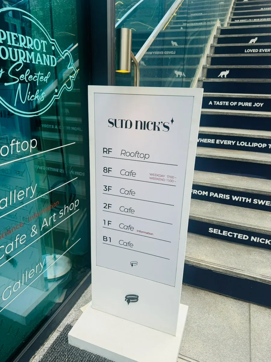 Order area on the 1st floor of Selected Nicks
