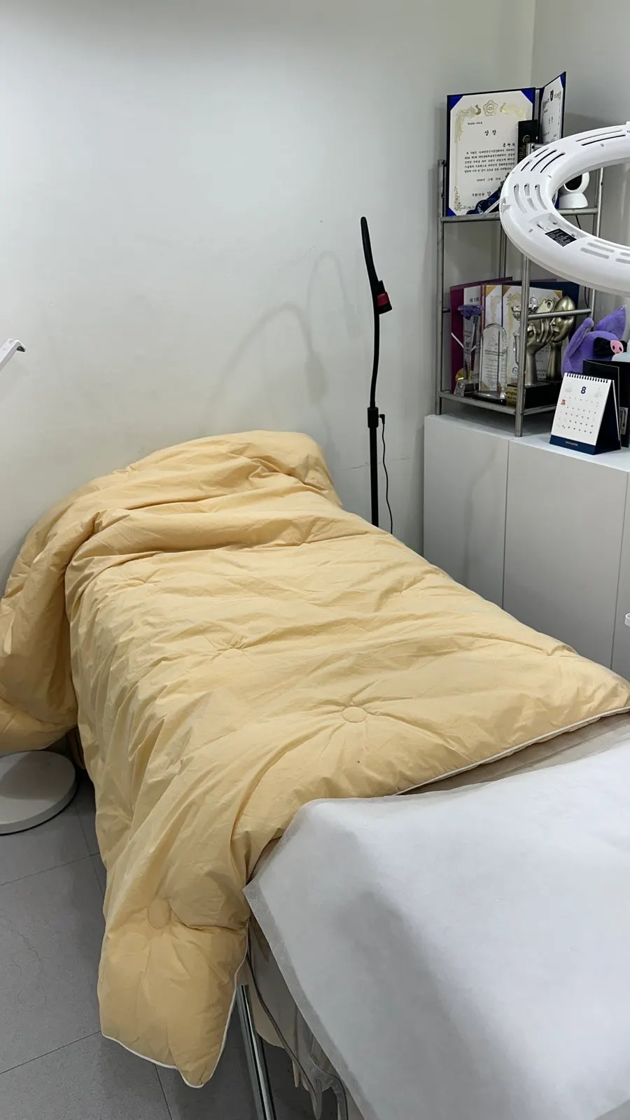 벽에 걸린 수료증이 보이는 매장 한쪽