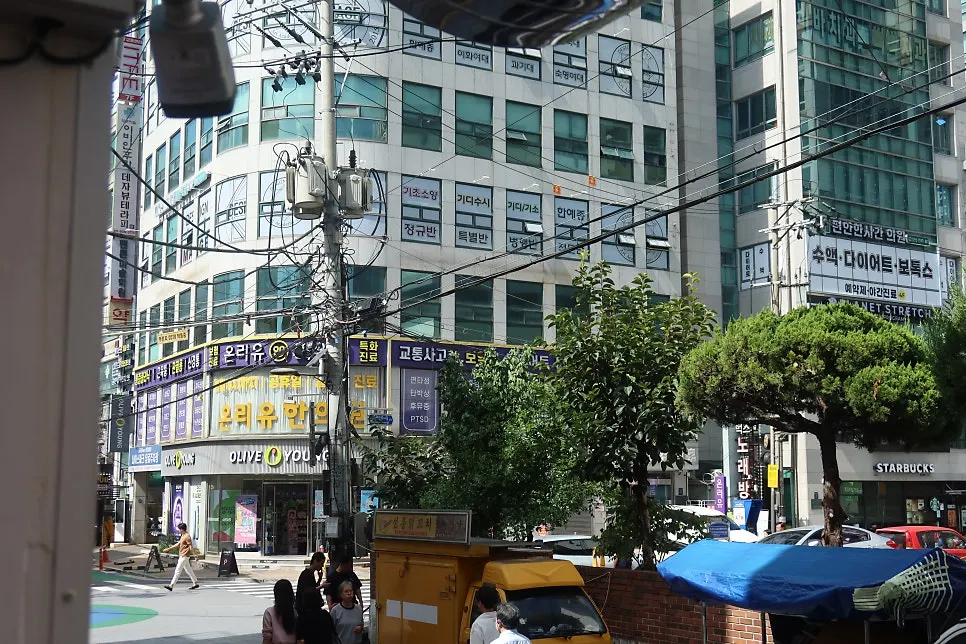 Around the 2nd-floor entrance of the Gyuen Dang Seolleung building