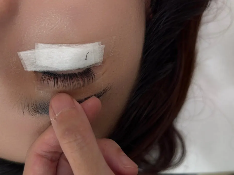 Preparing for the flat lash extension treatment