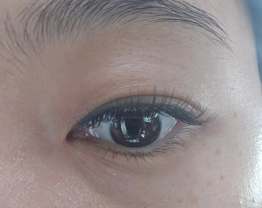 Side view of the flat lash extension line