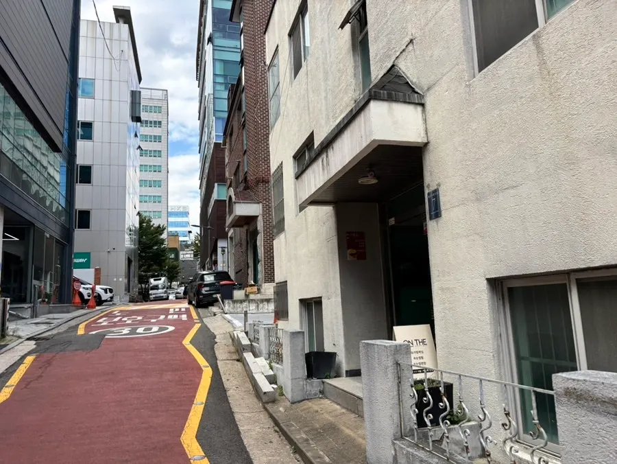 宣靖陵駅近く、On The Boutiqueへ向かう路地