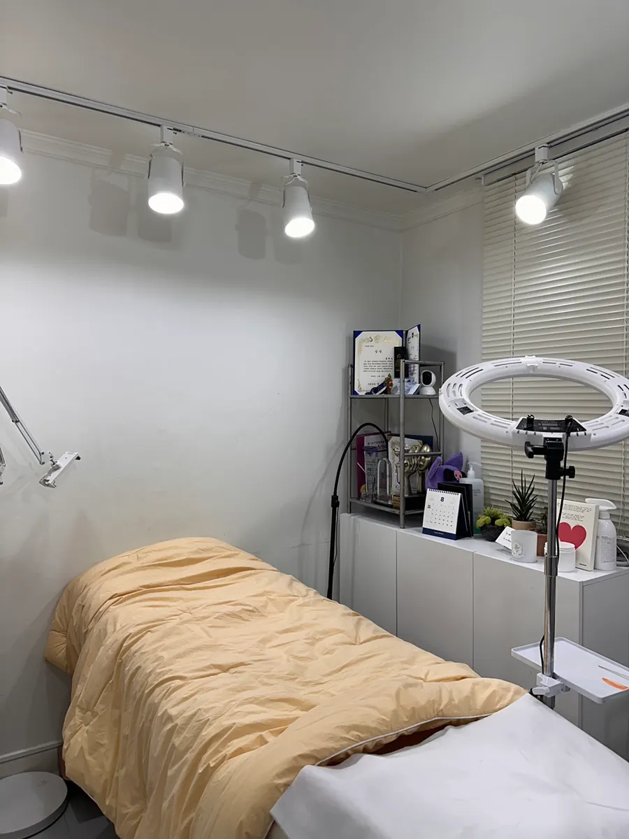 Treatment bed where the lash lift is done