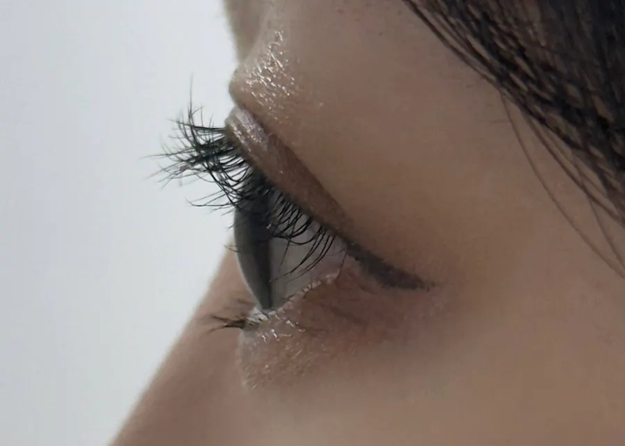 Lashes sticking out before the lash lift treatment