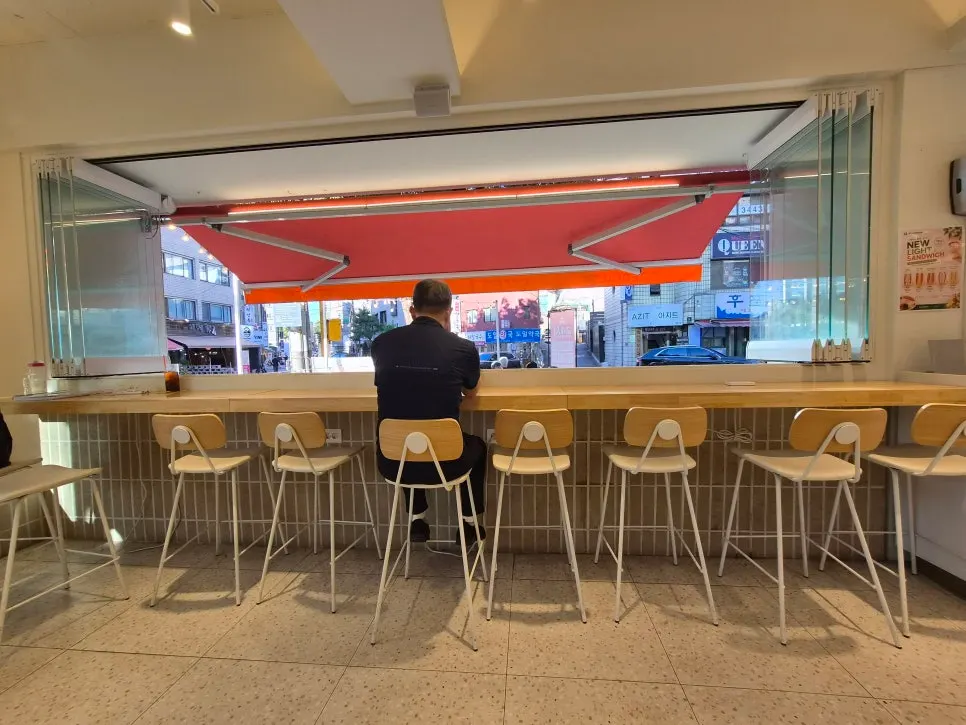 Entrance of Selecto Coffee Sinnonhyeon with its orange sign
