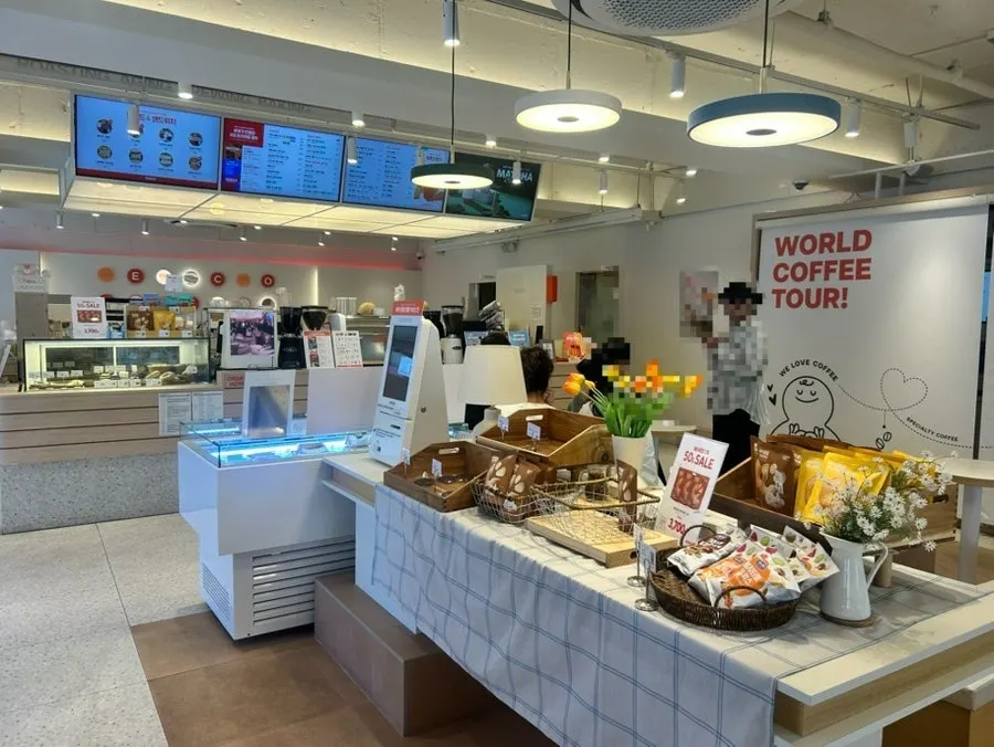 Interior of the 24-hour Selecto Coffee Sinnonhyeon Branch