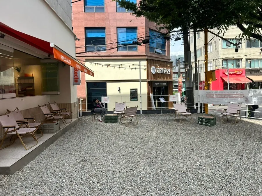 Outdoor terrace with camping chairs set on a gravel floor