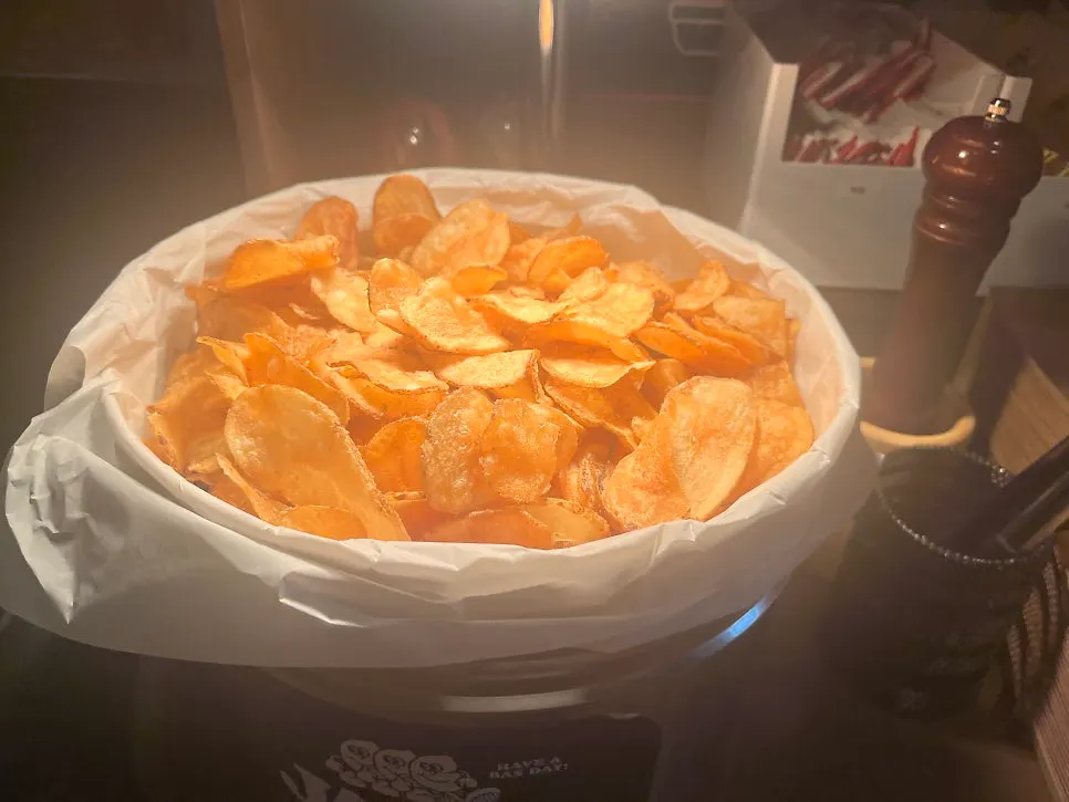 Chips and sauces at the self-serve bar at BAS Burger Seonyudo