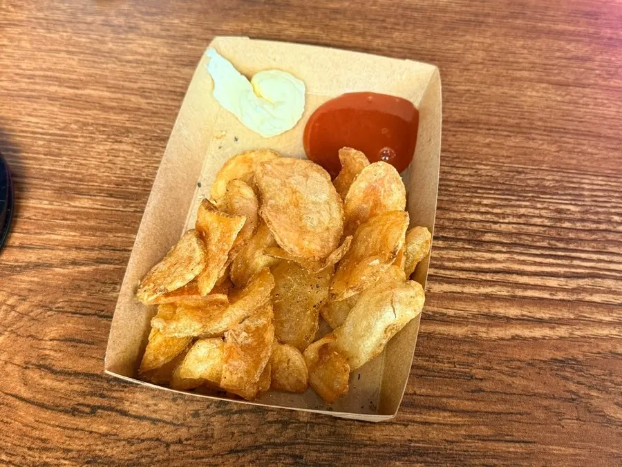 접시에 담긴 기본 바스버거