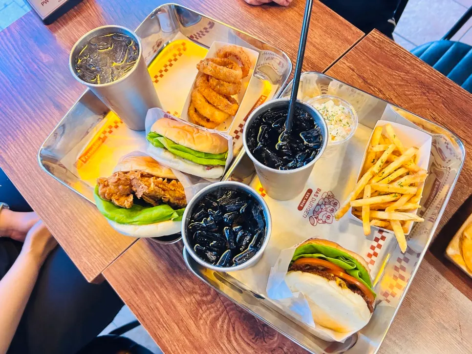 접시에 담은 따뜻한 감자칩