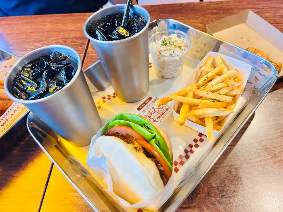 트레이에 담겨 나온 버거 세트